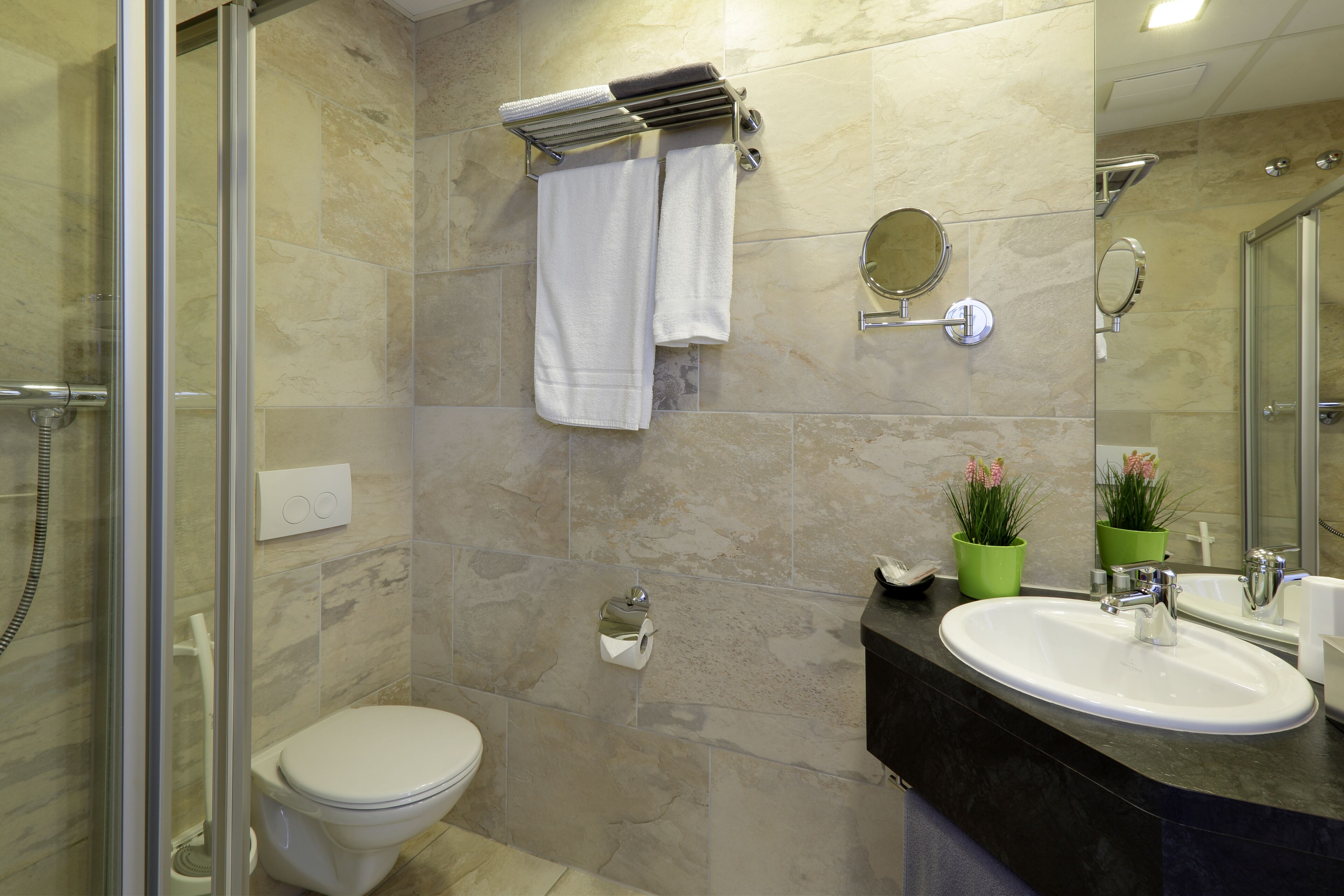 standard single room | bathroom | shower, free toiletries, hair dryer, towels