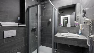 Dusche, kostenlose Toilettenartikel, Haartrockner, Handtücher