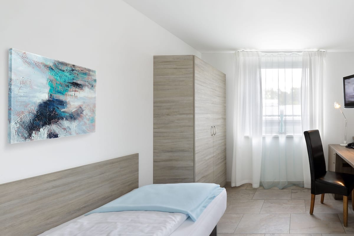 standard single room | minibar, in-room safe, desk, cots/infant beds