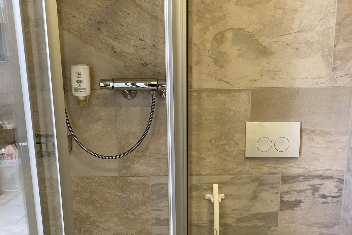 standard single room | bathroom | shower, free toiletries, hair dryer, towels