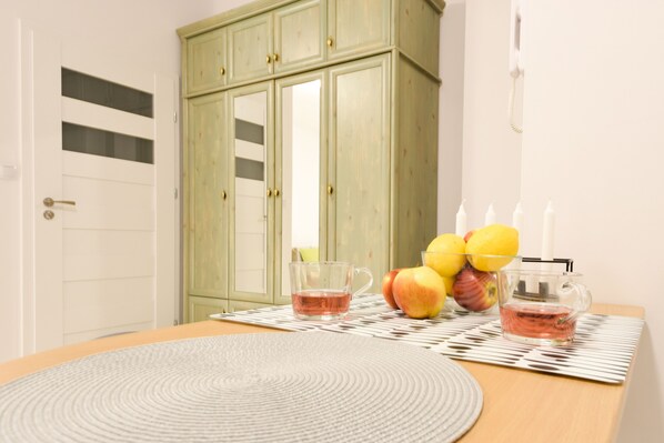 Apartamento clássico, 1 quarto, sacada | Opções para refeição no quarto