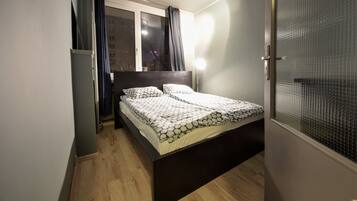 Departamento clásico, 1 habitación, balcón | 1 habitación, escritorio, tabla de planchar con plancha y cunas