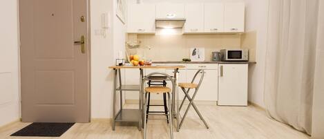 Departamento clásico, 1 habitación, balcón | Cocineta privada | Refrigerador, microondas, parrilla de estufa y lavavajillas