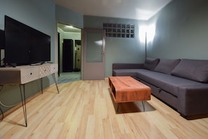 Apartamento clássico, 1 quarto, sacada | Área de estar | TV de tela plana