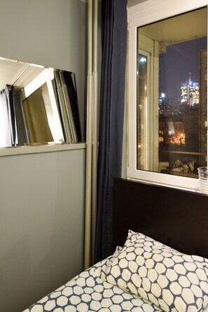 Apartamento clássico, 1 quarto, sacada | 1 quarto, escrivaninha, ferros/tábuas de passar roupa