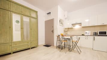 Appartement Classique, 1 chambre, balcon | Coin cuisine privé | Réfrigérateur, micro-ondes, plaque de cuisson, lave-vaisselle