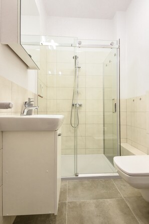 Classic-lejlighed - 1 soveværelse - balkon | Badeværelse | Bruser, gratis toiletartikler, håndklæder, Shampoo