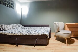Classic-Apartment, 1 Schlafzimmer, Balkon | 1 Schlafzimmer, Schreibtisch, Bügeleisen/Bügelbrett, Babybetten