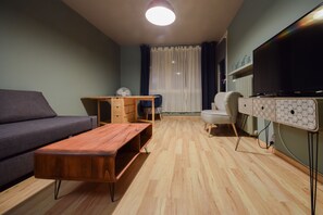 Apartamento clássico, 1 quarto, sacada | Área de estar | TV de tela plana