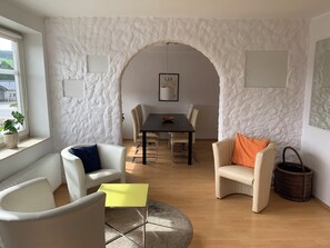 Appartement, 3 chambres | Coin séjour | Télévision