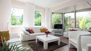 Apartment, 3 Bedrooms, Terrace, Garden Area | Ruang tamu | TV