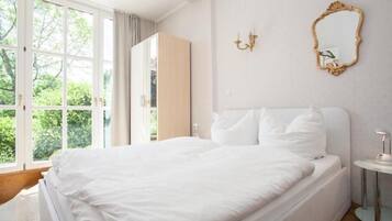 Leilighet, 3 soverom, terrasse, hageområde | 1 soverom, strykejern/-brett, wi-fi (inkludert) og sengetøy