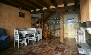 Refrigerador con freezer, microondas, horno, placa de cocina
