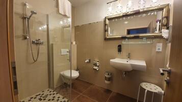 Een douche, gratis toiletartikelen, een haardroger, handdoeken