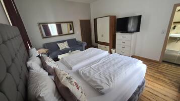 Een bureau, geluiddichte muren, gratis babybedden, gratis wifi