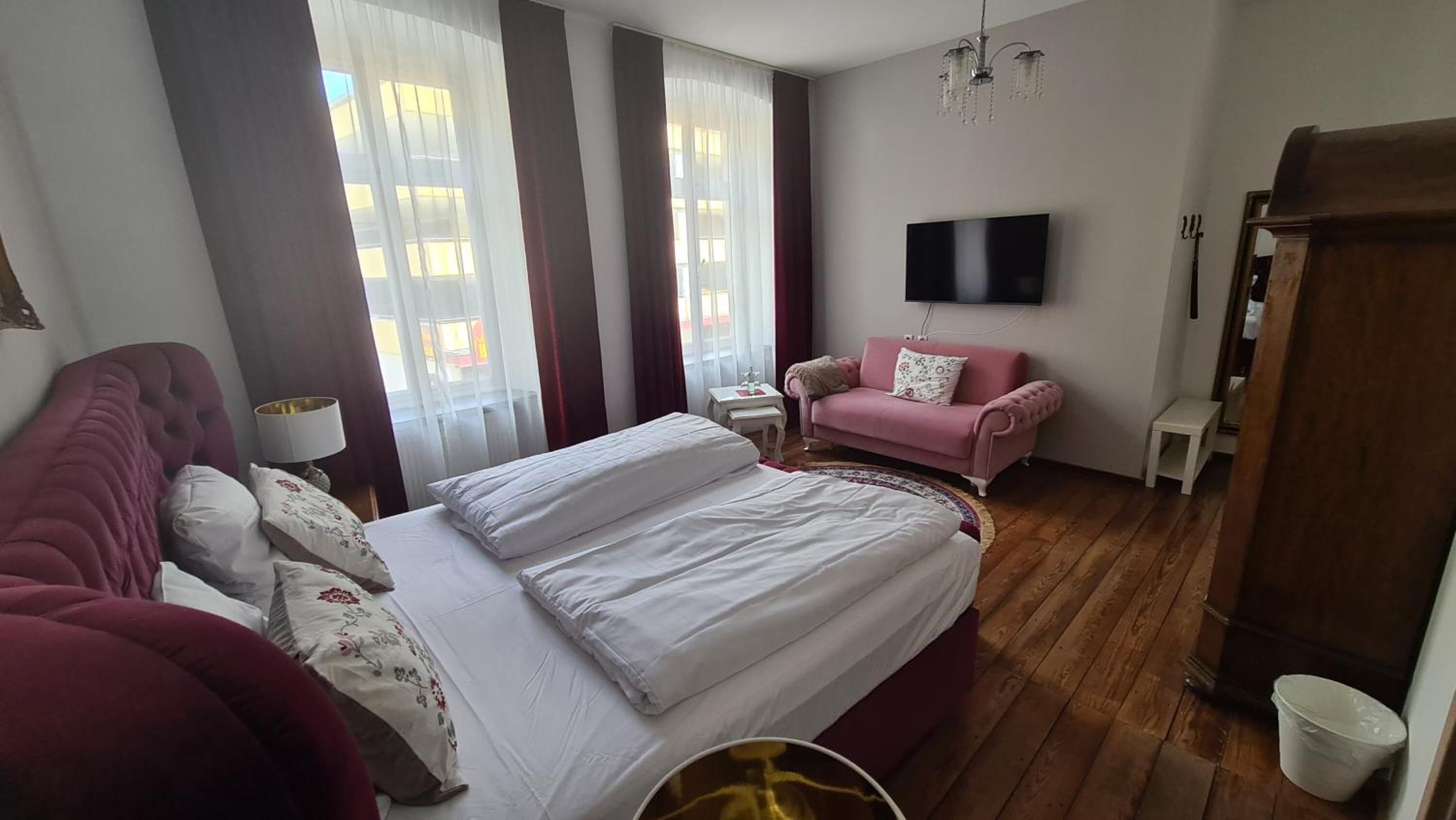 desk, soundproofing, free cots/infant beds, free wifi