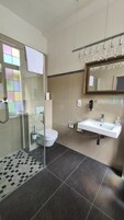 Ducha, artículos de higiene personal gratuitos y secador de pelo