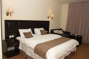Kamar Double | Minibar, tirai kedap cahaya, dan setrika/meja setrika