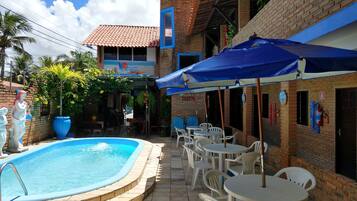 Piscina externa, espreguiçadeiras