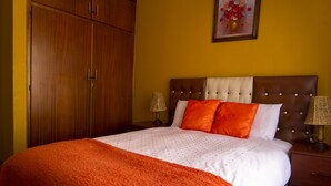 1 habitación y tabla de planchar con plancha 