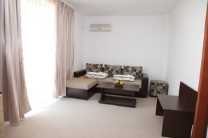 Suite Économique, 1 chambre, balcon | Salle de séjour