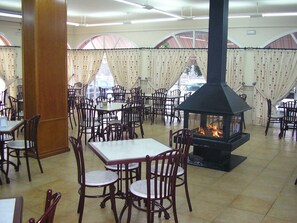 Breakfast, lunch and dinner served - Hostal Nuevo Montesol (Málaga)