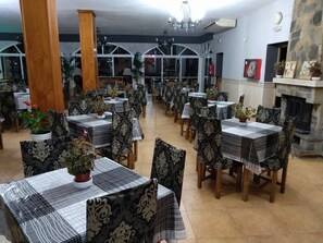 Breakfast, lunch and dinner served - Hostal Nuevo Montesol (Málaga)