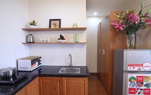 Full-sized fridge, microwave, stovetop, coffee/tea maker