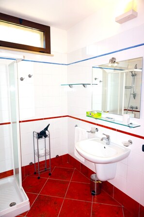 Habitación con 1 cama doble o 2 individuales | Baño | Ducha, artículos de higiene personal gratuitos, secador de pelo y bidé