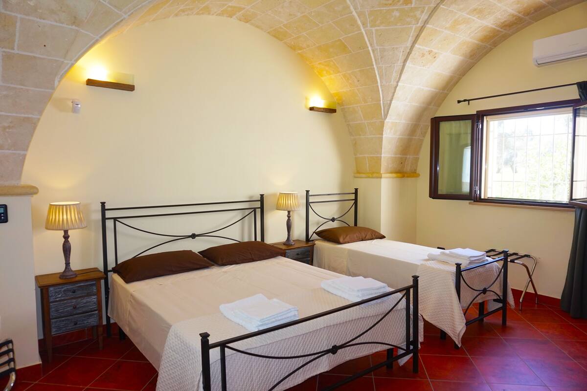 Habitación triple | Minibar, escritorio, cunas o camas infantiles gratuitas y wifi gratis