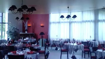 Petit déjeuner, déjeuner et dßner servis sur place