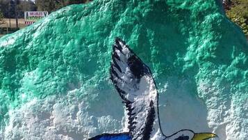 Un cygne peint sur une surface verte.