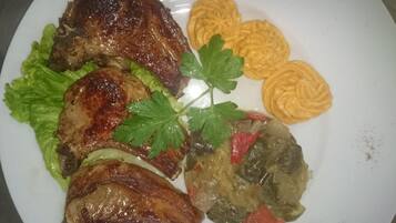Un plat amb carn a la planxa, verdures i una guarnició.