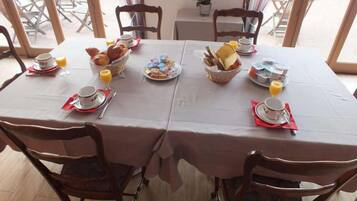 Petit déjeuner continental servi tous les jours en supplément
