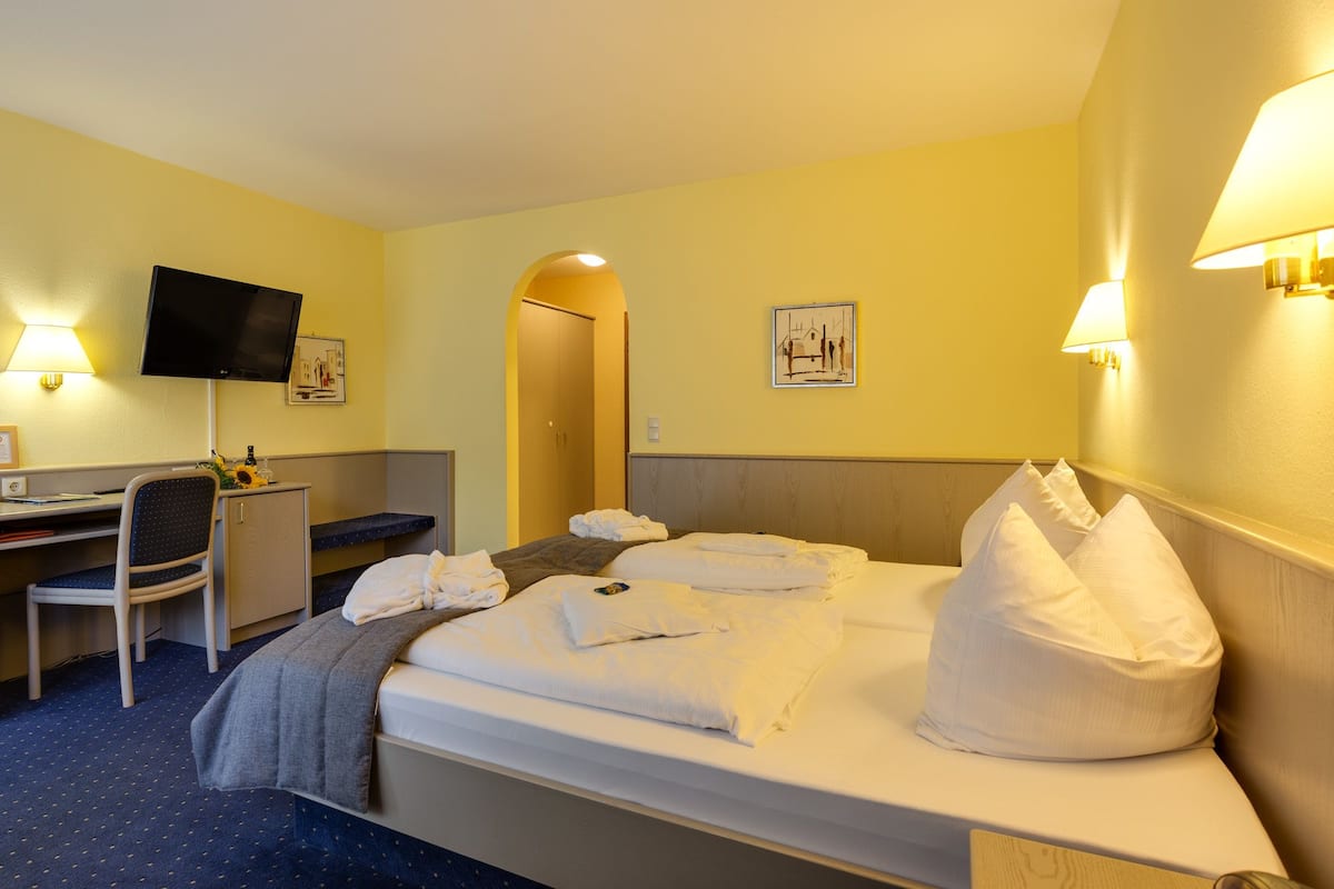 Hypoallergeen beddengoed, een minibar, een kluis op de kamer, een bureau