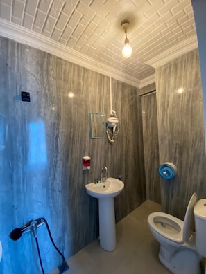 Basic Double Room, 1 Bedroom | Bathroom