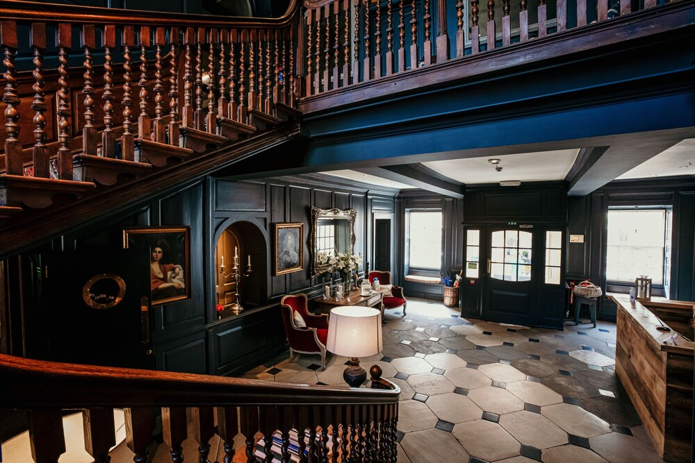 The George Hotel by null