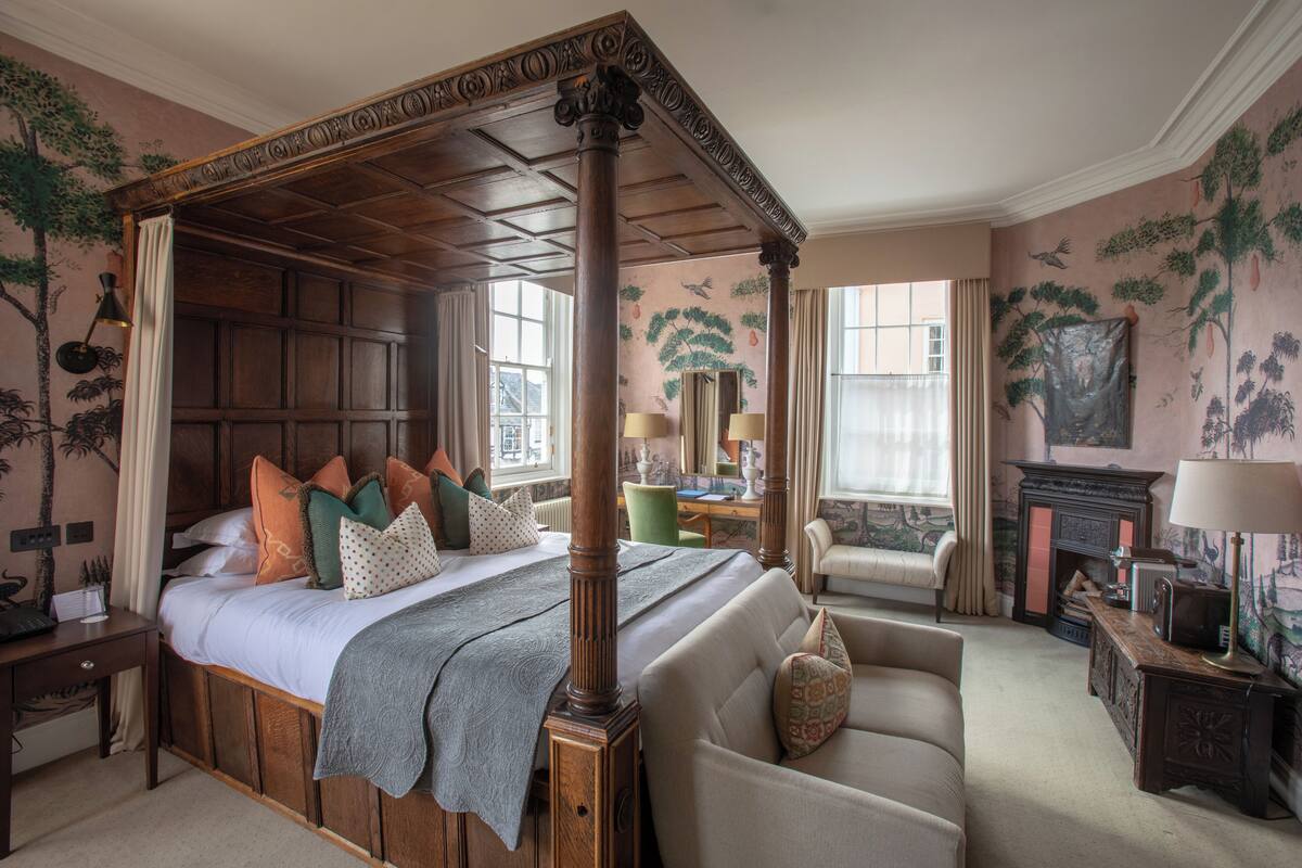 1 bedroom, individually decorated, individually furnished