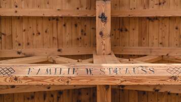 Une structure en bois avec une poutre transversale portant l’inscription « JULIE W. STRAUSS ».