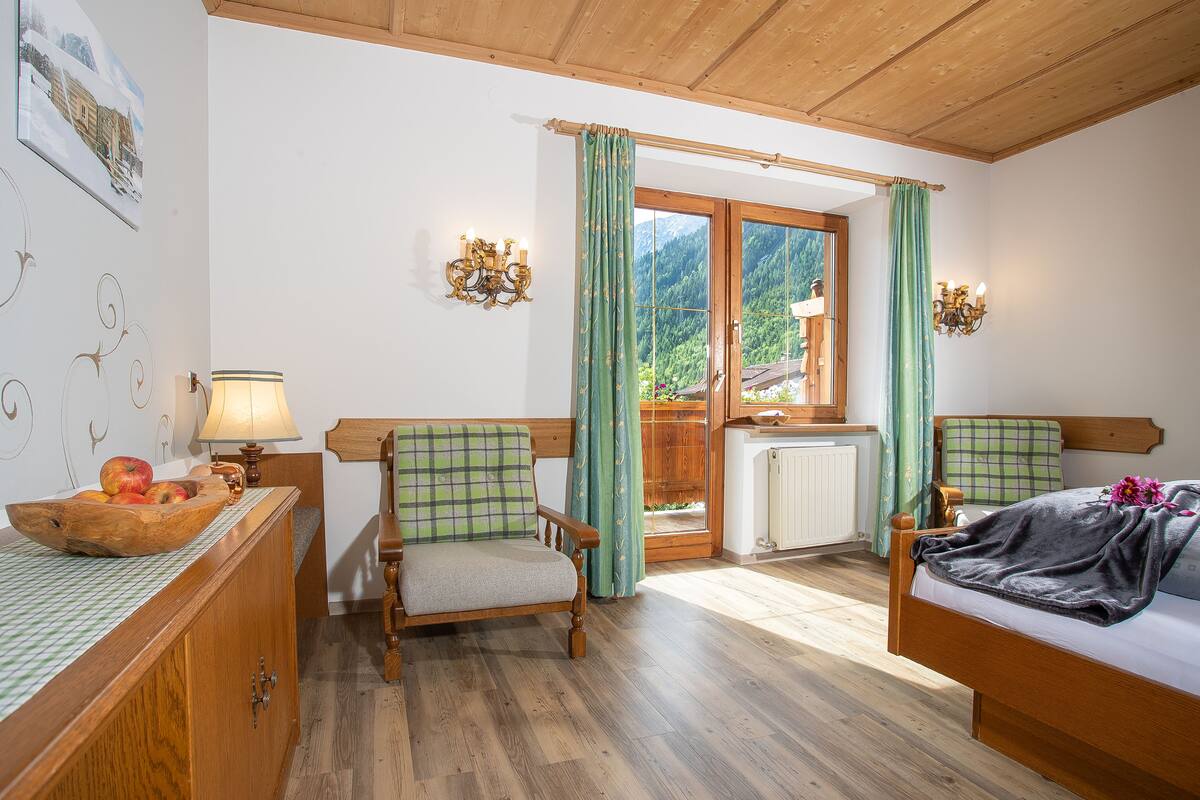 Deluxe Double Room | Hypo-allergenic bedding available, Select Comfort beds, in-room safe