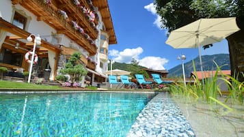 Piscine extérieure, piscine naturelle, parasols de plage