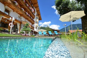 Piscine extérieure, piscine naturelle, parasols de plage