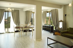 Villa, 4 Schlafzimmer | Wohnbereich | LCD-Fernseher