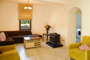 Villa, 4 Schlafzimmer | Wohnbereich | LCD-Fernseher