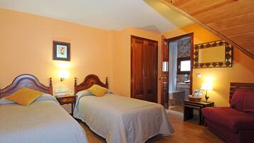 Chambre Quadruple, accessible aux personnes à mobilité réduite | Bureau, Wi-Fi gratuit, draps fournis