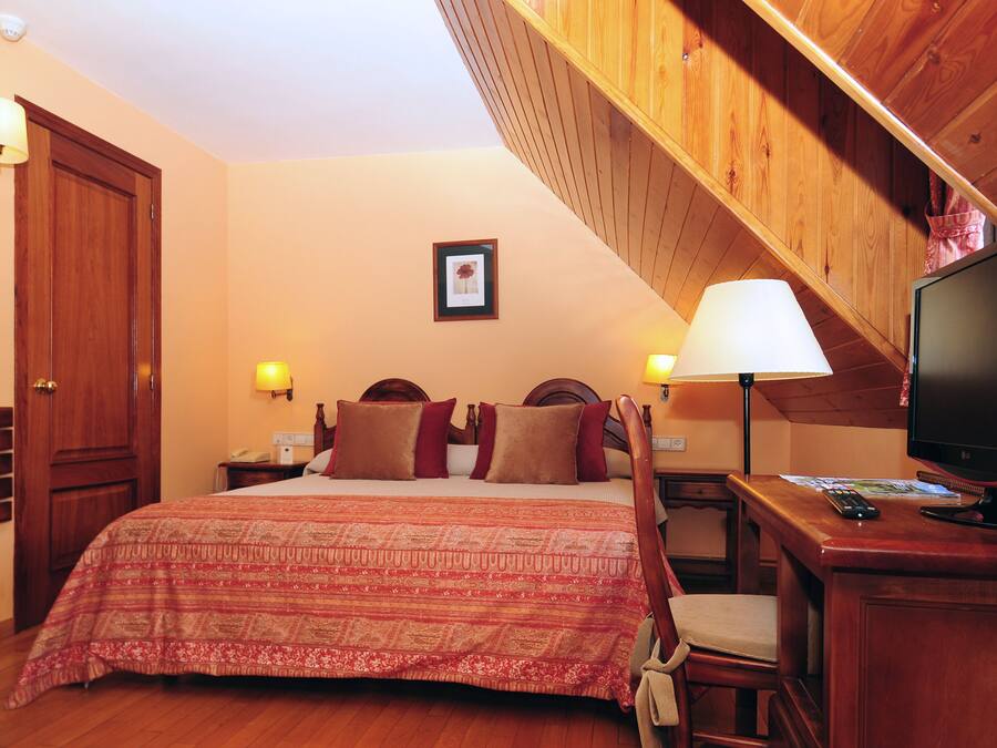 Dubbelrum eller tvåbäddsrum | Skrivbord, gratis wi-fi och sängkläder