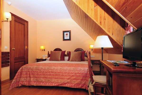 Double or Twin Room | Desk, free WiFi, bed sheets