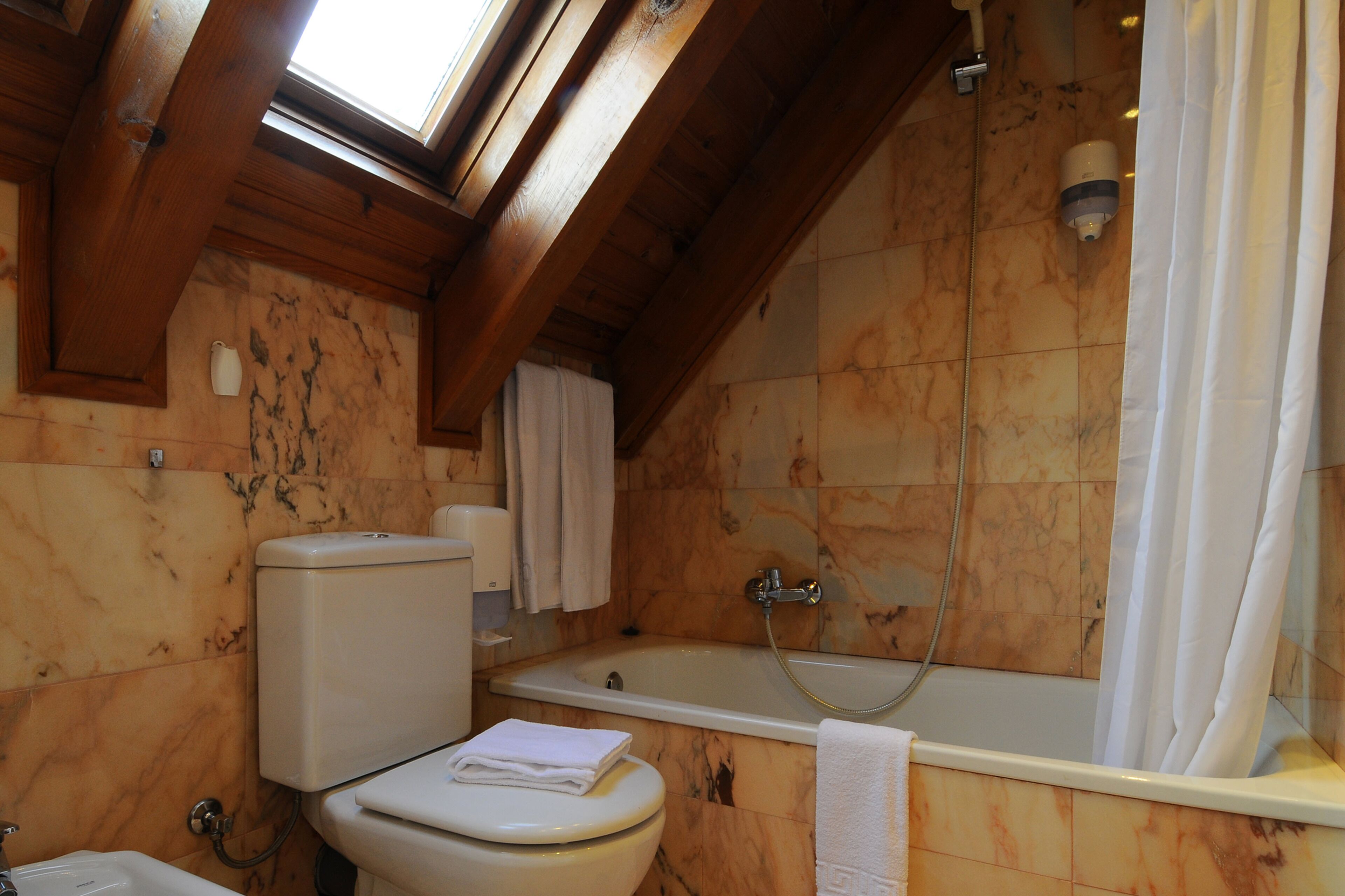 double or twin room | desk, free wifi, bed sheets