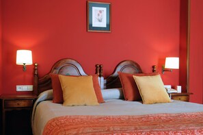 Dobbelt- eller tomannsrom | Skrivebord, wi-fi (inkludert) og sengetøy