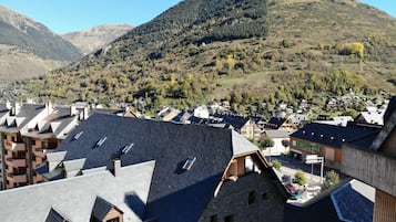 Een stad met stenen gebouwen, waarvan sommige een hellend dak en zichtbare ramen hebben.